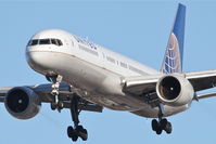N537UA @ KORD - United Airlines Boeing 757-222, UAL442 arriving from KLAX, RWY28 Approach KORD. - by Mark Kalfas