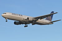 N664UA @ KORD - United Airlines N664UA Boeing 767-322 RWY 28 approach KORD. - by Mark Kalfas