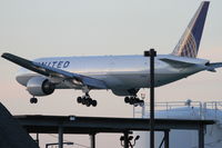 N788UA @ KORD - United Airlines N788UA Boeing 777-222 RWY 28 approach KORD. - by Mark Kalfas