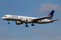 N526UA @ LAX - United Airlines N526UA (FLT UAL785) from Denver Int'l (KDEN) on short final to RWY 25L. - by Dean Heald