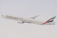 A6-EBV @ LOWW - Emirates 777-300 - by Andy Graf-VAP