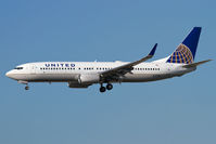 N77296 @ LAX - United Airlines N77296 (FLT UAL1538) from Guadalajara Don Miguel Hidalgo y Costilla Int'l (MMGL/GDL) on short final to RWY 25L. - by Dean Heald