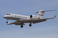 N71TV @ LAX - DirecTV Group Inc 2000 Gulfstream G-IV(SP) N71TV on short final to RWY 25L.