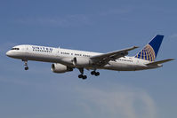 N521UA @ LAX - United Airlines N521UA (FLT UAL945) from Chicago O'Hare Int'l (KORD) on short final to RWY 25L. - by Dean Heald