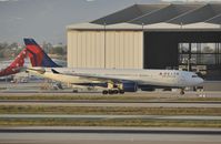 N852NW @ KLAX - Taxiing to gate - by Todd Royer