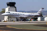 N718QS @ SMO - NetJets Aviation 2006 Gulfstream G200 N718QS from Mammoth Yosemite (KMMH) landing RWY 21. - by Dean Heald