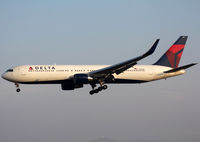 N193DN @ LEBL - Landing rwy 25R - by Shunn311