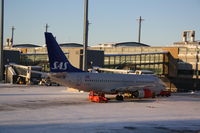 LN-RPJ @ OSL - LN-RPJ Standing at the Gate soon ready for departure to Tromsø (TOS) - by Samuel Gombos