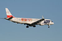 SP-LNB @ EBBR - Flight LO235 is descending to RWY 02