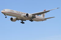 A6-ETB @ KORD - Etihad Boeing 777-3FX, ETD151 arriving from Abu Dhabi International, RWY 28 approach KORD. - by Mark Kalfas
