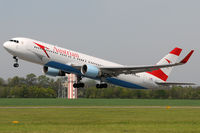 OE-LAY @ VIE - Austrian Airlines