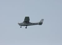 N5172W - Cessna 172 flying low over Clearwater Beach