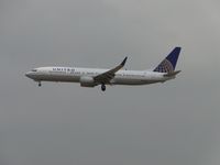 N75433 @ ONT - United/Continental on final for 26R - by Helicopterfriend