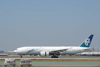 ZK-OKB @ KLAX - Landing rollout 25L