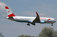 OE-LAY @ VIE - Austrian Airlines - by Roman Reiner