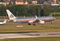 N386AA @ LSZH - about to touch down rwy 34 - by Florian Seibert