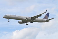 N77867 @ ORD - United Airlines Boeing 757-33N, UAL1687 arriving from KLAS, RWY 28 approach KORD. - by Mark Kalfas