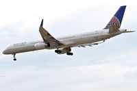 N57870 @ KORD - United Airlines Boeing 757-33N, UAL1641 arriving from Los Angeles International/KLAX, RWY 28 approach KORD. - by Mark Kalfas