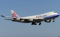 B-18708 @ ELLX - on final RW24