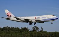 B-18723 @ ELLX - on final RW24