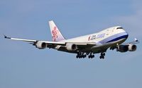 B-18723 @ ELLX - on final RW24