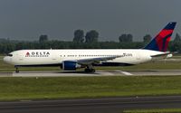 N152DL @ EDDL - departure via RW23L - by Friedrich Becker