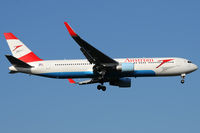 OE-LAY @ VIE - Austrian Airlines