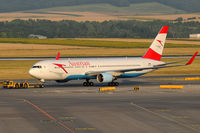 OE-LAY @ VIE - Austrian Airlines