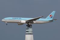 HL7766 @ LOWW - Korean Air 777-200