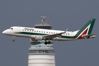 EI-RDD @ LOWW - Alitalia EMB175