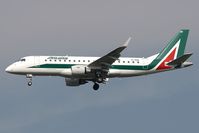 EI-RDB @ LOWW - Alitalia EMB175