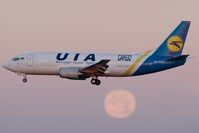 UR-FAA @ LOWW - Ukraine International 737-300 - by Andy Graf-VAP