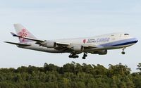 B-18720 @ ELLX - on final RW24