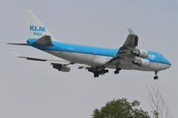 PH-BFF @ KORD - KLM Boeing 747-406BC, KLM60 arriving from Amsterdam Schiphol/EHAM, RWY 10 approach KORD. - by Mark Kalfas