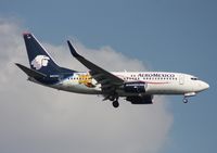 N423AM @ MCO - Aeromexico Visa card advertisement