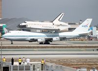N905NA @ KLAX - The Endeavour is finally on Los Angeles soil - by Jonathan Ma