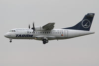 YR-ATB @ LOWW - Tarom ATR-42 - by Thomas Ranner