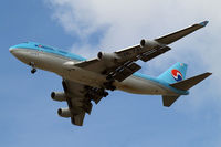 HL7402 @ EGLL - Boeing 747-4B5 [26407] (Korean Air) Home~G 24/08/2009.On approach 27R. - by Ray Barber