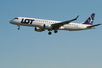 SP-LND @ EBBR - Arrival of flight LO235 to RWY 25L