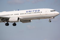 N38424 @ KSRQ - United Flight 1190 (N38424) arrives at Sarasota-Bradenton International Airport following a flight from Chicago-O'Hare International Airport - by Jim Donten