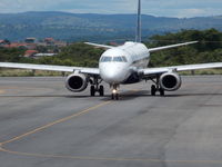 PR-AYB @ SWKN - Embraer ERJ-195AR (ERJ-190-200 IGW), matrícula PR-AYB (cn 19000239). Aeroporto Nelson Ribeiro Guimarães, Caldas Novas, GO (CLV/SBCN). Em 25 de novembro de 2012. - by J C Silveira Junior
