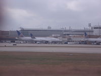 N20904 @ IAH - the 787 is behind the a320