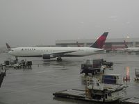 N121DE @ KATL - Turning for gate A10 on New Year's Day - by Brad