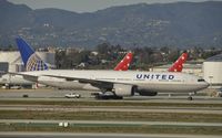 N783UA @ KLAX - Taxiing to gate - by Todd Royer