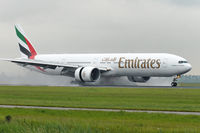 A6-EWB @ EHAM - Emirates Boeing B777-31H/ER landing in EHAM/AMS - by Janos Palvoelgyi