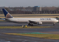 N643UA @ AMS - Taxi to runway 24 of Schiphol Airport - by Willem Göebel