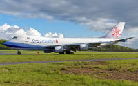 B-18723 @ ELLX - taxying to the holding point RW24