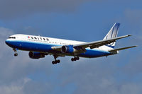 N646UA @ EHAM - Unidet Airlines Boeing B767-322/ER final aproach - by Janos Palvoelgyi