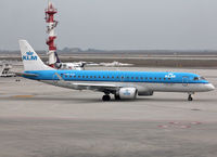 PH-EZN @ LIPZ - Taxiing rwy 04R for departure to AMS - by Shunn311