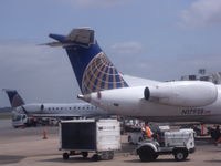 N17928 @ IAH - united express - by christian maurer